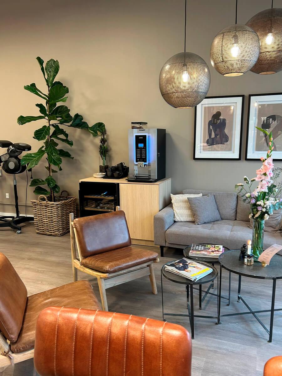 frisør salon indretning, lounge stol, stole, borde og lamper