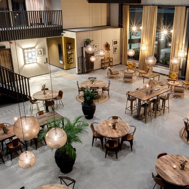 Kantine indretning af Trademark Living, Borde, barborde og stole og barstole.