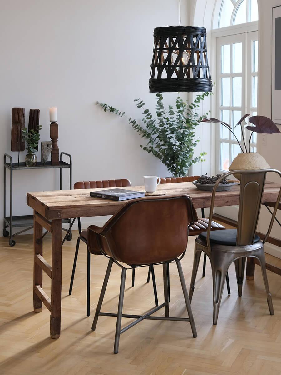 Genbrugsmøbler. Et spisebord i genbrugstræ.