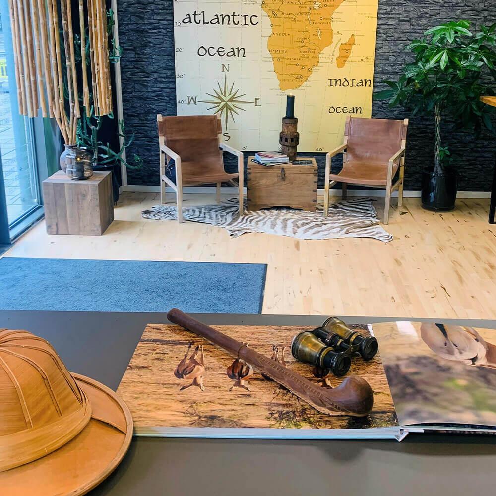 Kontorindretning, sidebord fra trademark living og 2 lounge stole fra Trademark living.