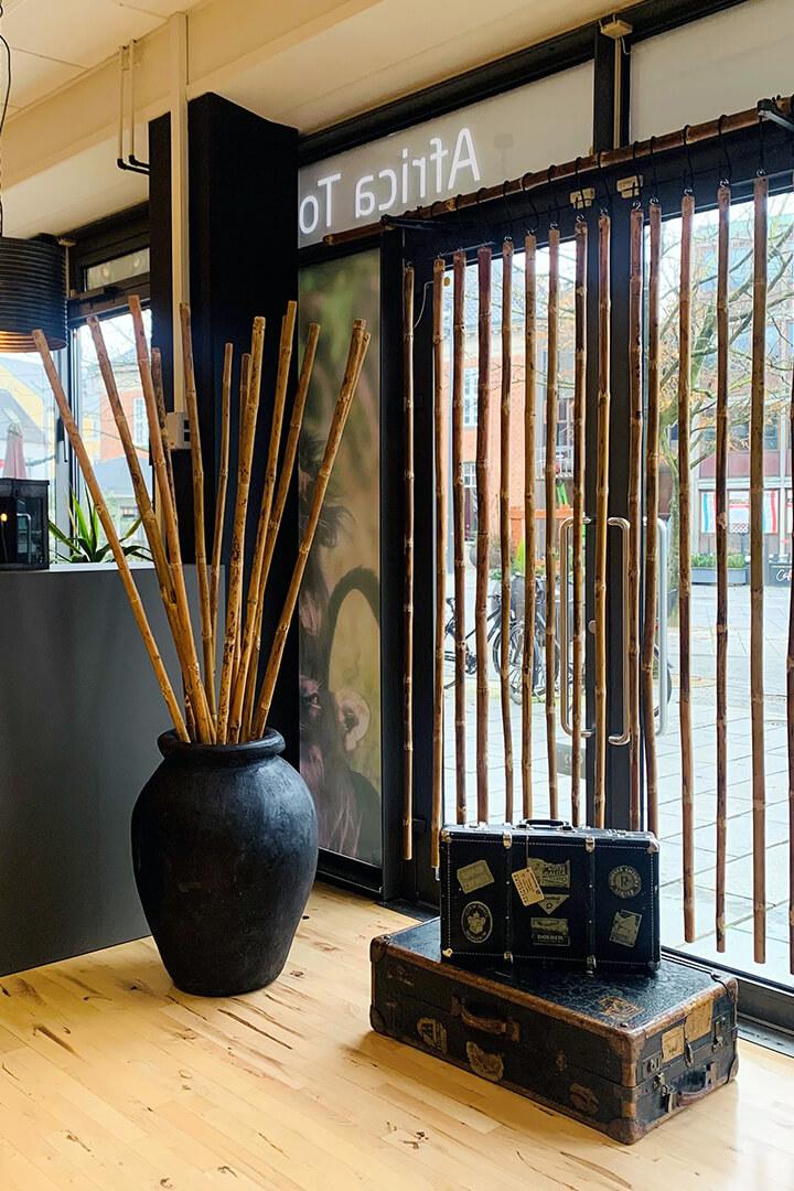 Bambus pinde og en sort krukke fra TRADEMARK LIVING.