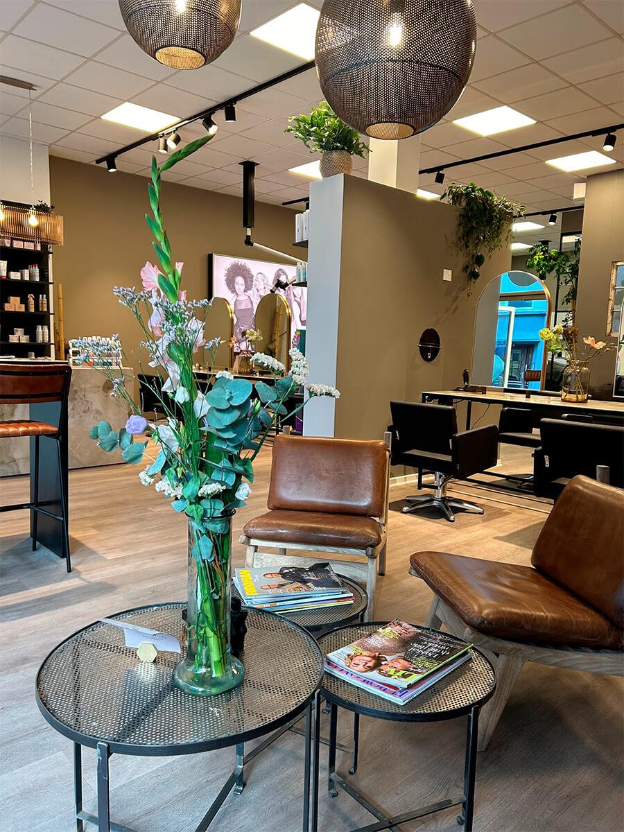 frisør salon indretning af Trademark Living, lounge stole, borde og lamper