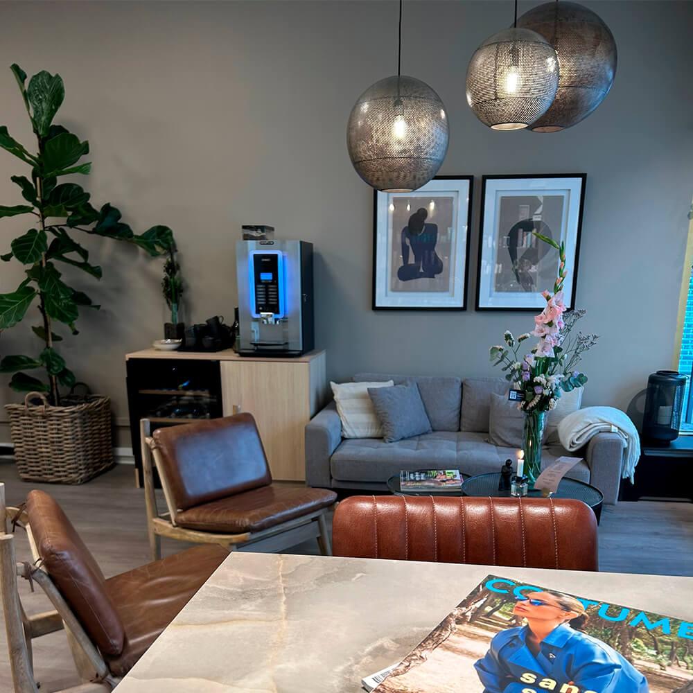 butiks indretning af trademark living, lounge stole og lamper.