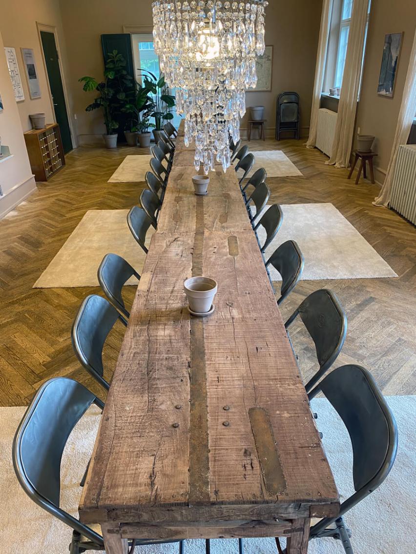 langt spisebord og klapstole fra trademark living.
