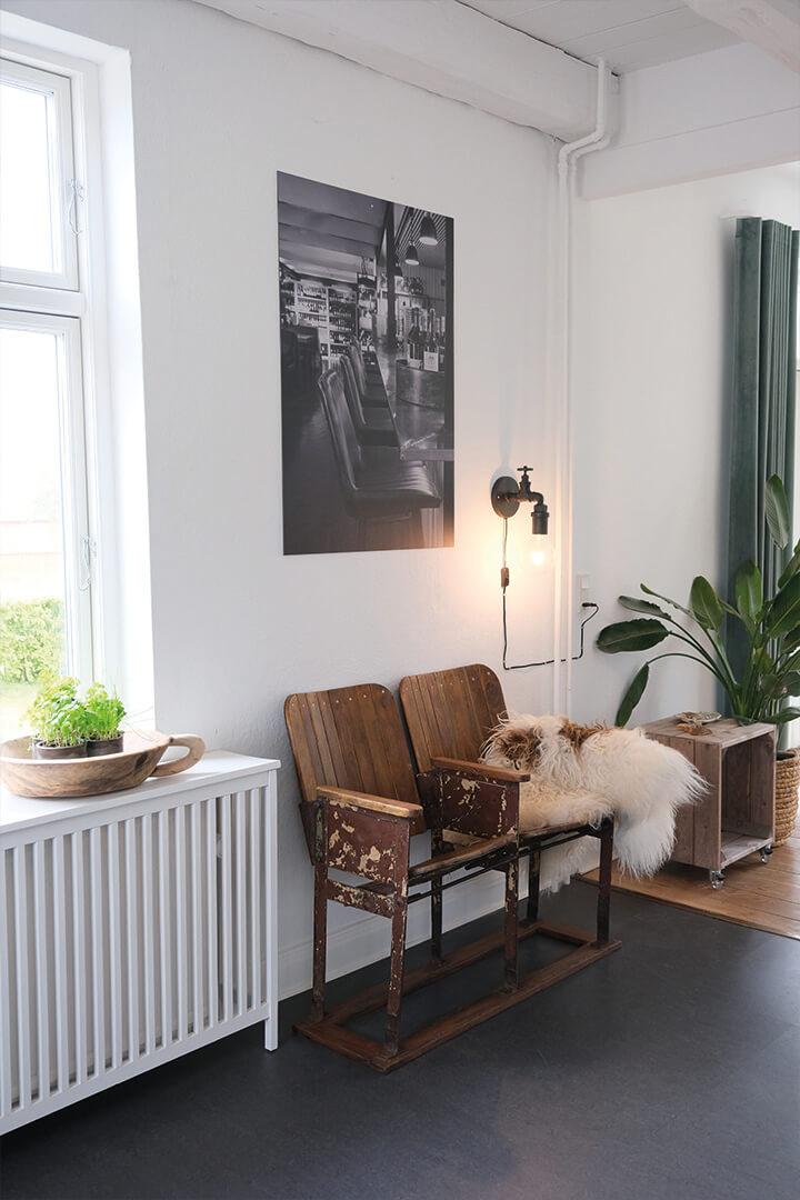 Autentisk vintage træbænk med råt look og lammeskind i Volleshave Airbnb.